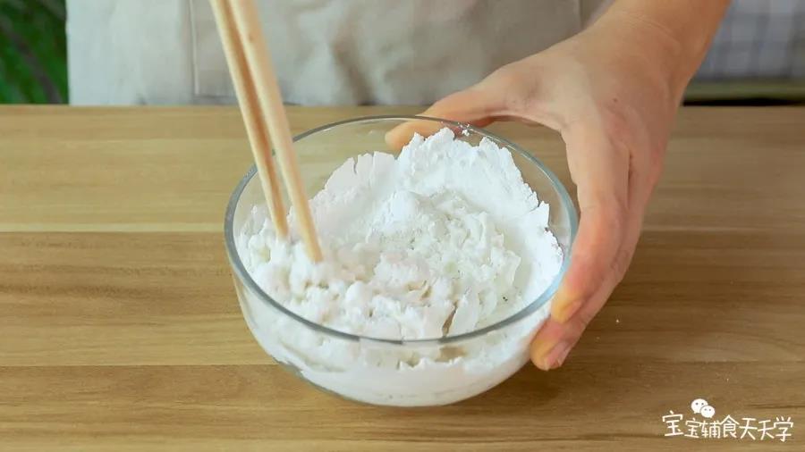 糯米粉缓缓加入清水，一边用筷子搅拌至棉絮状