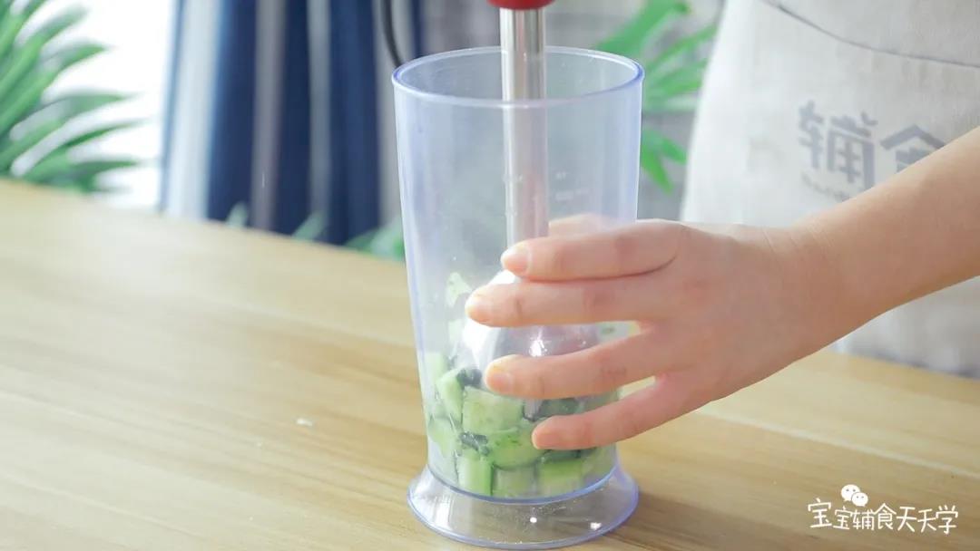 放入搅拌机中，搅拌成泥