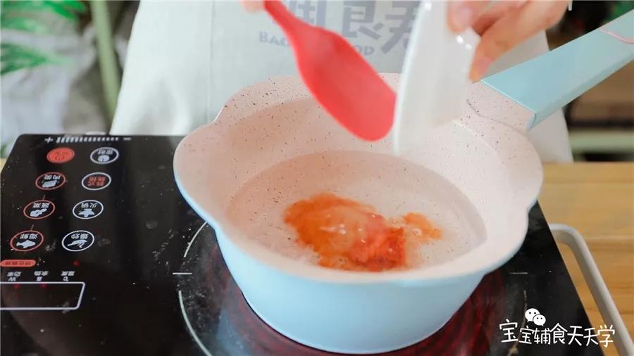 烧开一小锅水，倒入番茄酱调味