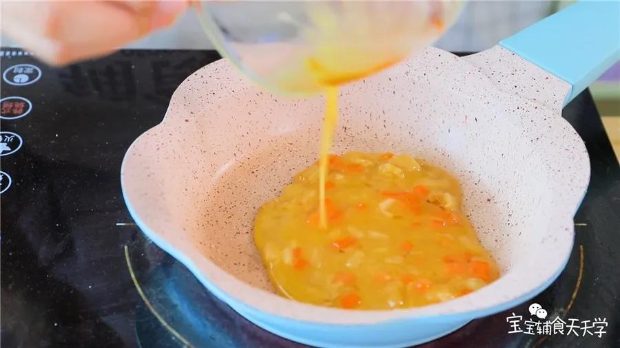 锅里涂一层油，小火加热，倒入蛋液