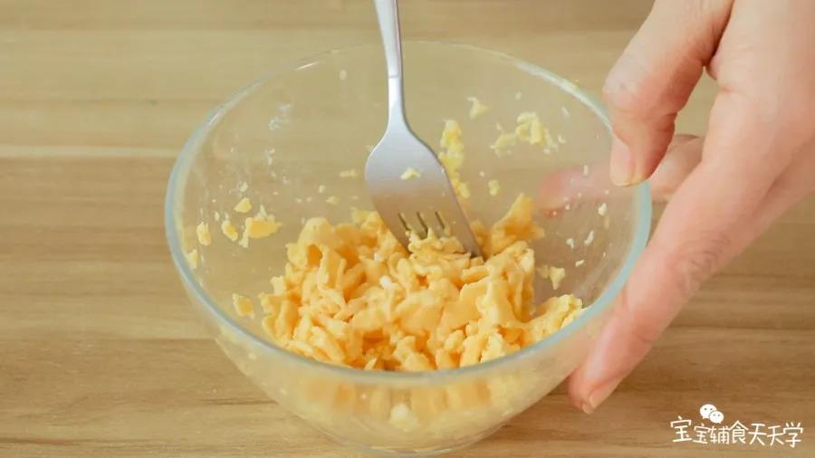 炒熟的鸡蛋用叉子再弄得碎一些