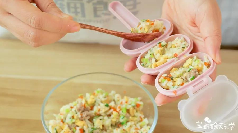 把炒好的杂蔬米饭放入摇饭神器里摇出饭团即可