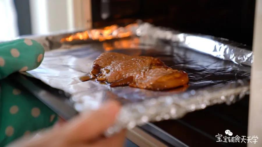 腌制好的鸡腿肉铺在铺有锡纸的烤盘上，烤箱预热180度，烤15分钟