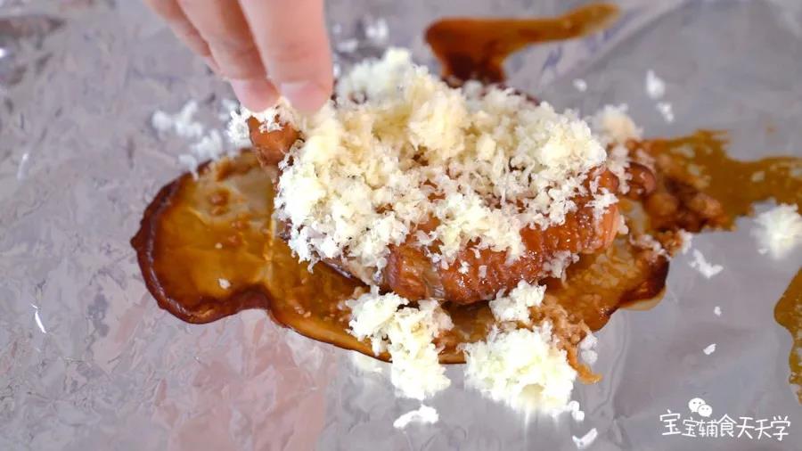 取出鸡腿肉，撒上奶酪碎，再放入烤箱烤5分钟