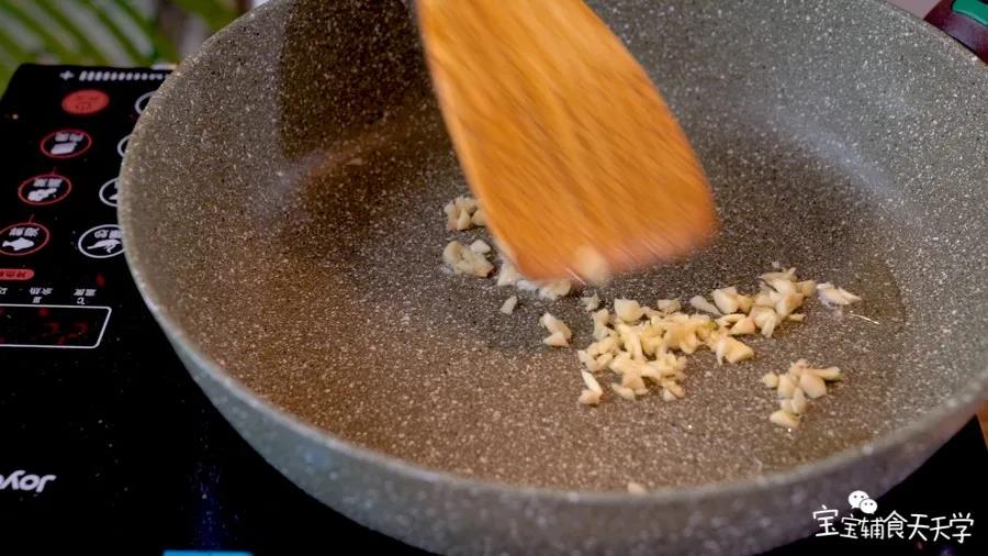 第4步：锅里倒油，小火加热，倒入蒜末翻炒
