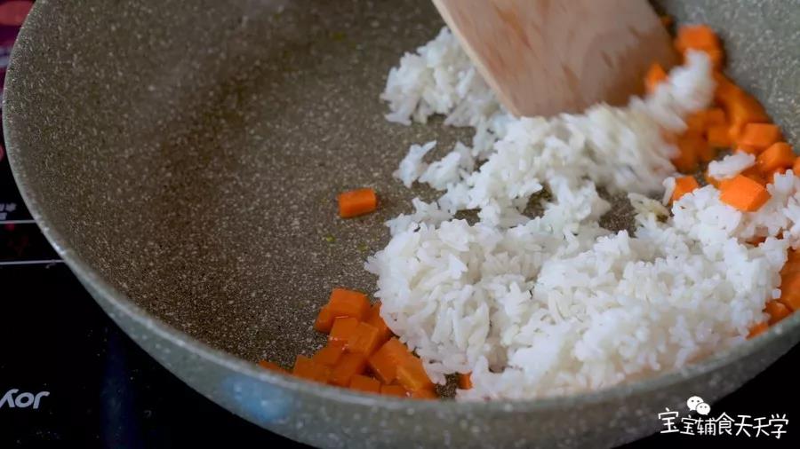 第4步：倒入米饭翻炒均匀