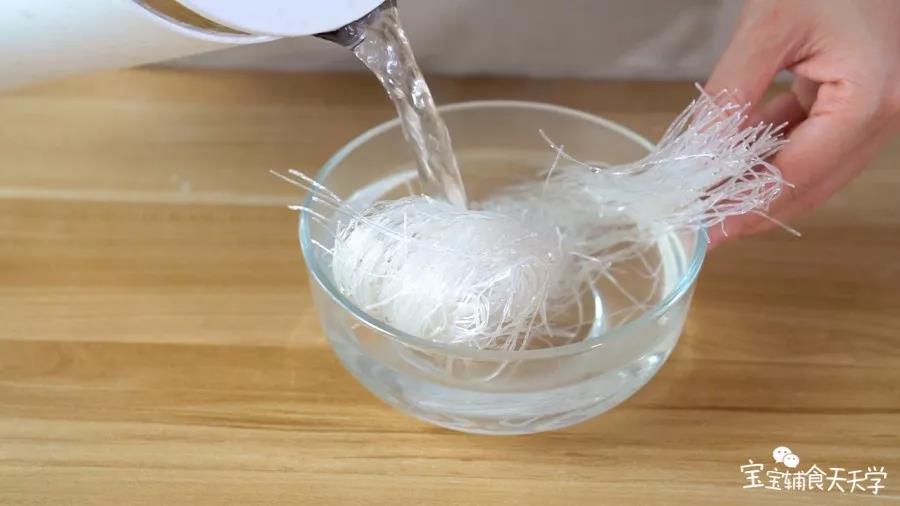 第2步：粉丝用清水浸泡
