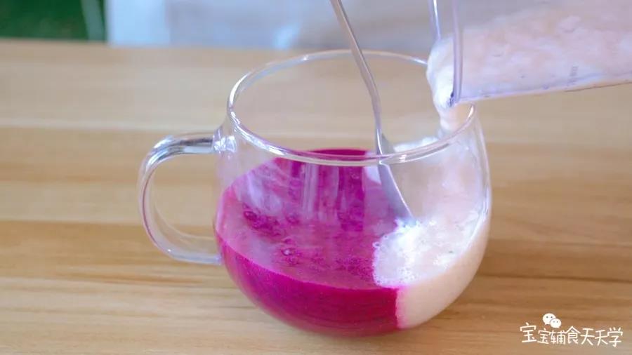先在杯子中倒入红心火龙果泥，再拿勺子引流、靠着杯子内壁倒入雪梨果泥，就能美美的啦！