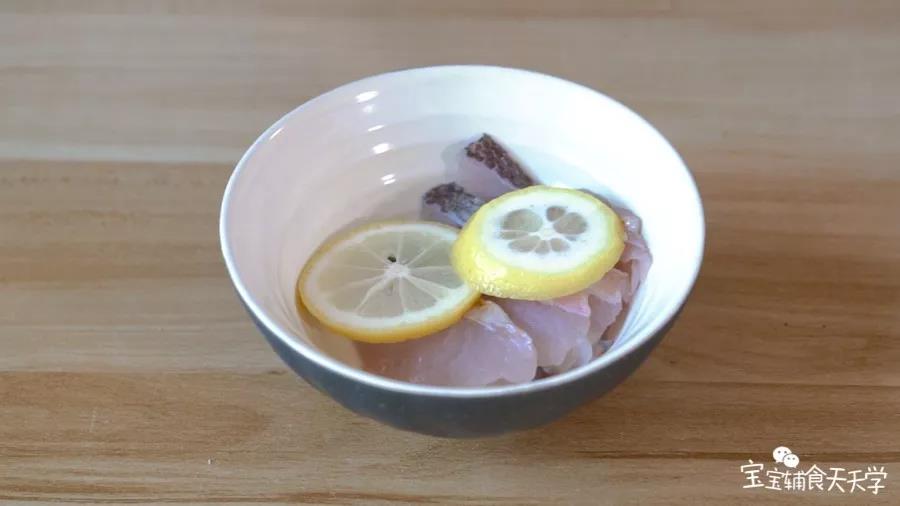鲈鱼鱼片覆盖柠檬片15-30分钟去腥