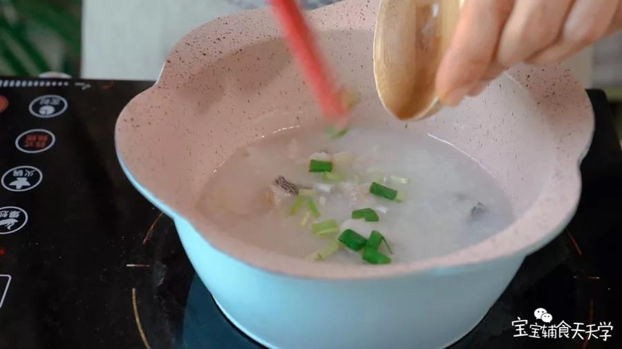 放入葱花烧开