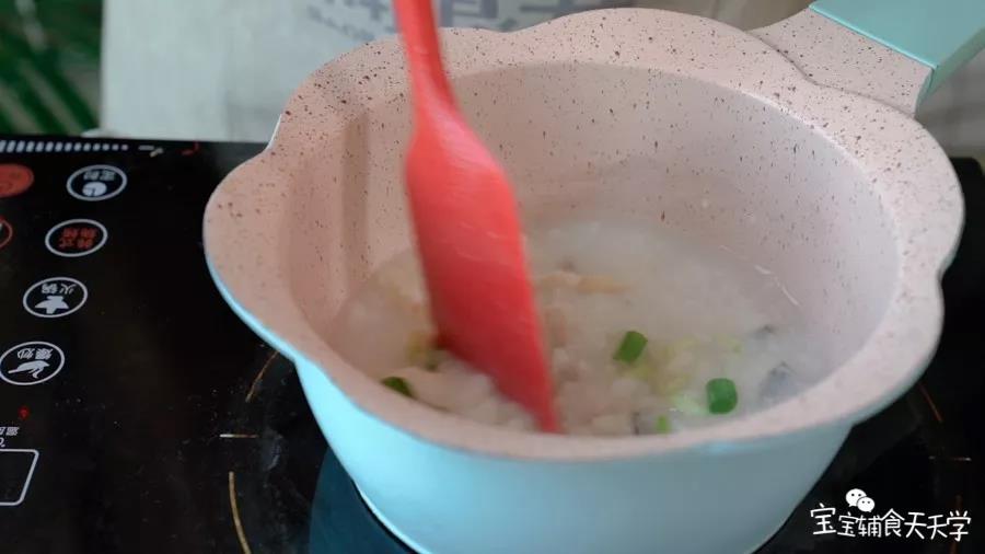 小火加热配合搅拌，煮至喜欢的粘稠度即可