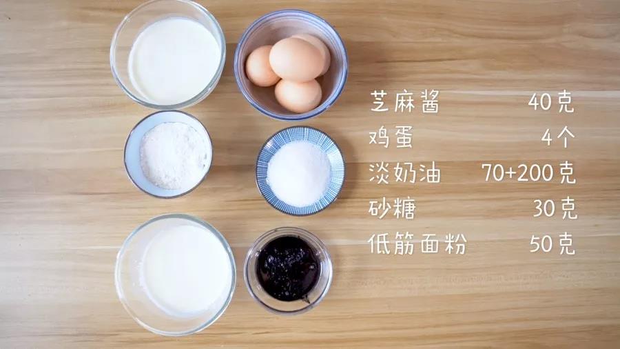 食材准备：芝麻酱40克，鸡蛋4个，淡奶油70克(蛋糕)+200克(馅料)，砂糖30克(蛋糕)+20克(馅料)，低筋面粉50克