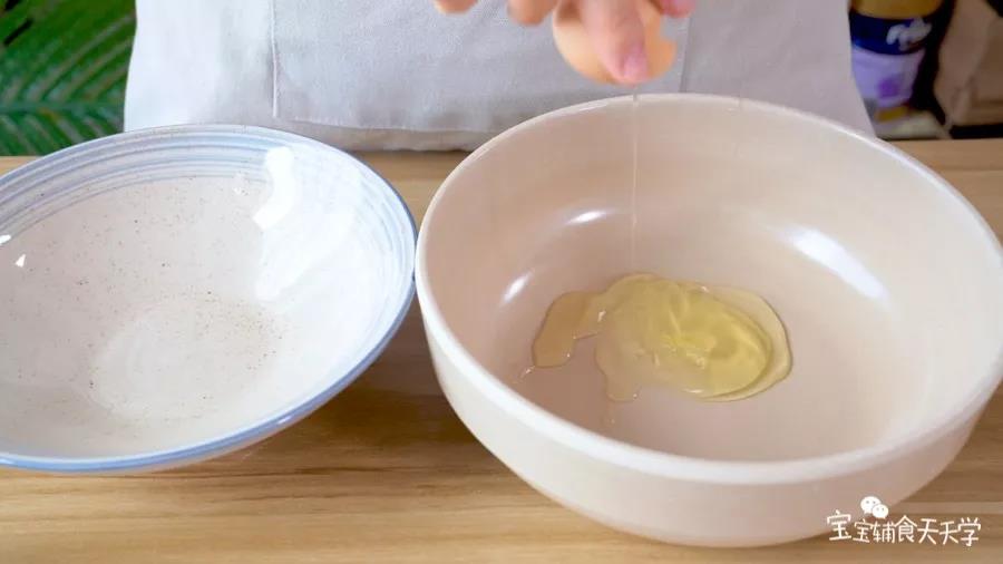 蛋清分离，蛋黄跟蛋清分别装在两个干净的容器里