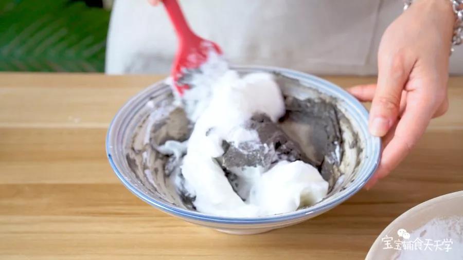 取部分蛋清发泡进前面的面糊中翻拌均匀