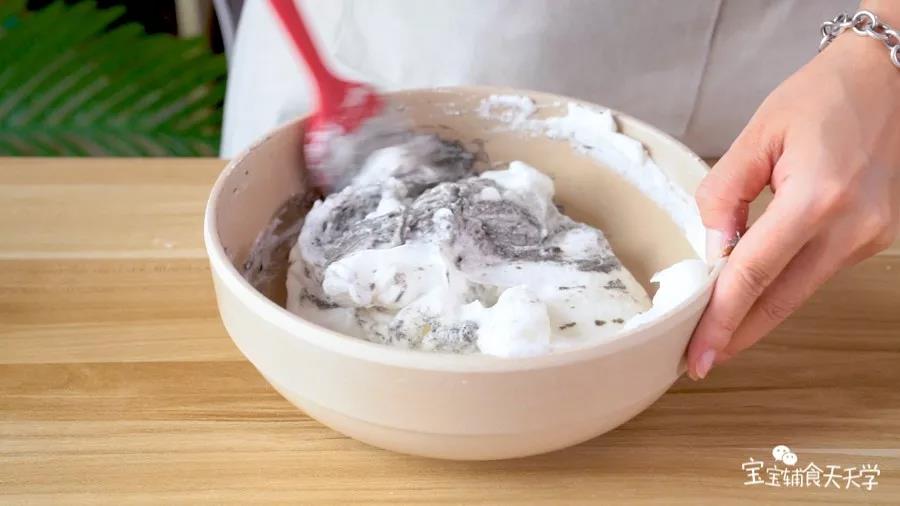 全部倒回蛋清发泡中翻拌均匀