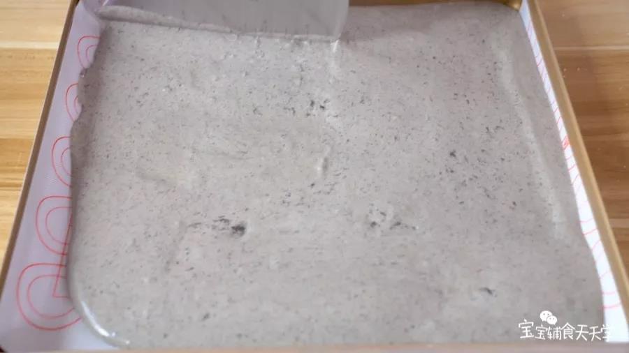 金盘底部垫上硅胶垫，倒入面糊铺平
