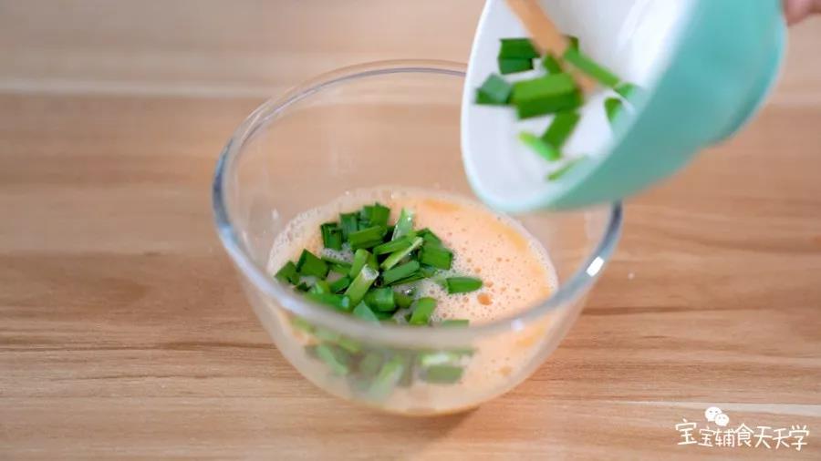 倒入韭菜段混合