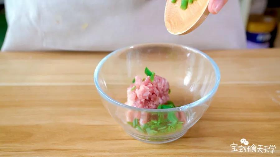 猪肉馅与葱花混合