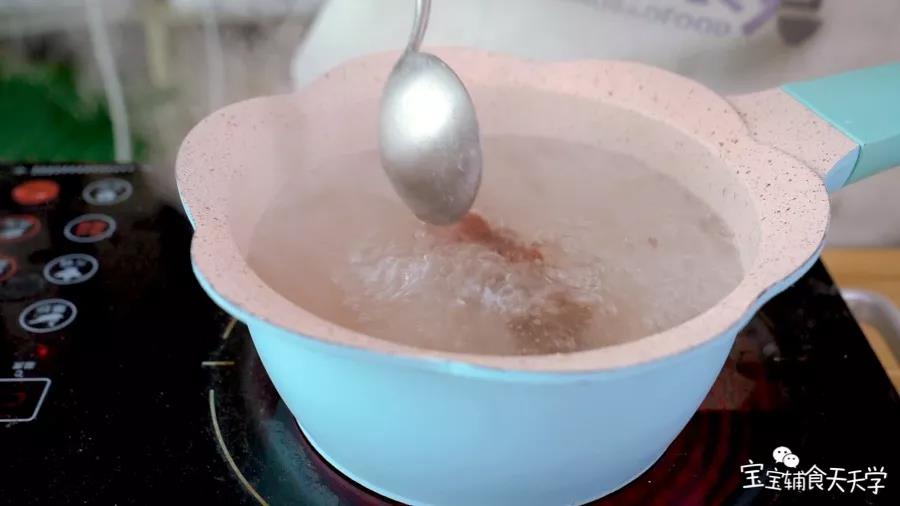 烧开一锅水，放入鸭血烧开