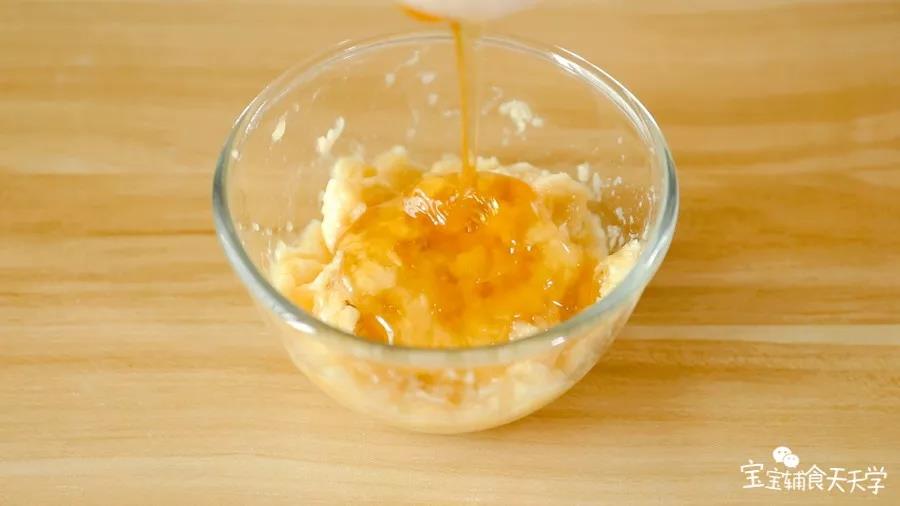 倒入蜂蜜混合均匀