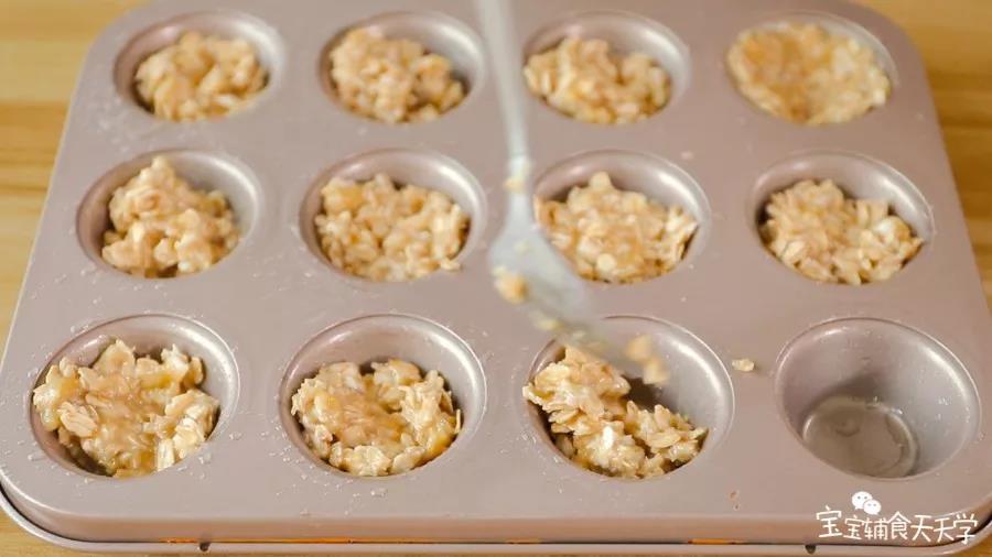 把燕麦铺入模具中按压成杯子状