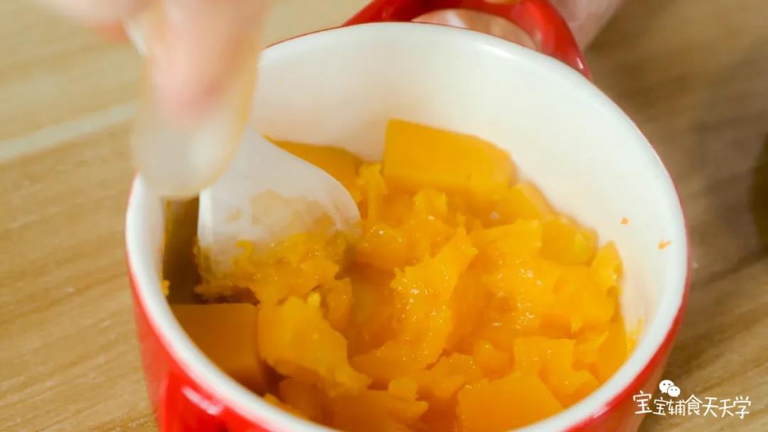 第5步：蒸熟后，把南瓜捣成泥