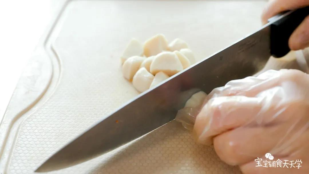 第6步：把鳕鱼丸切成适合宝宝咀嚼的大小