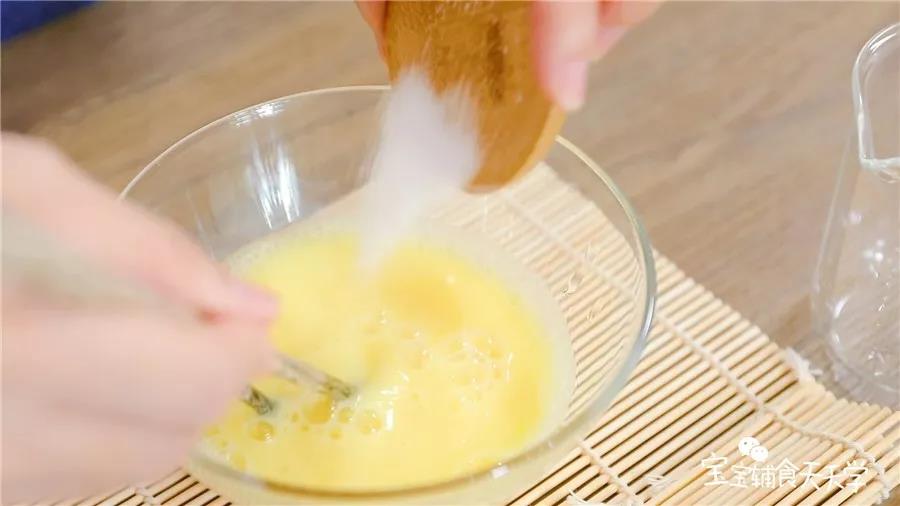 鸡蛋打散，加入清水和盐搅拌均匀