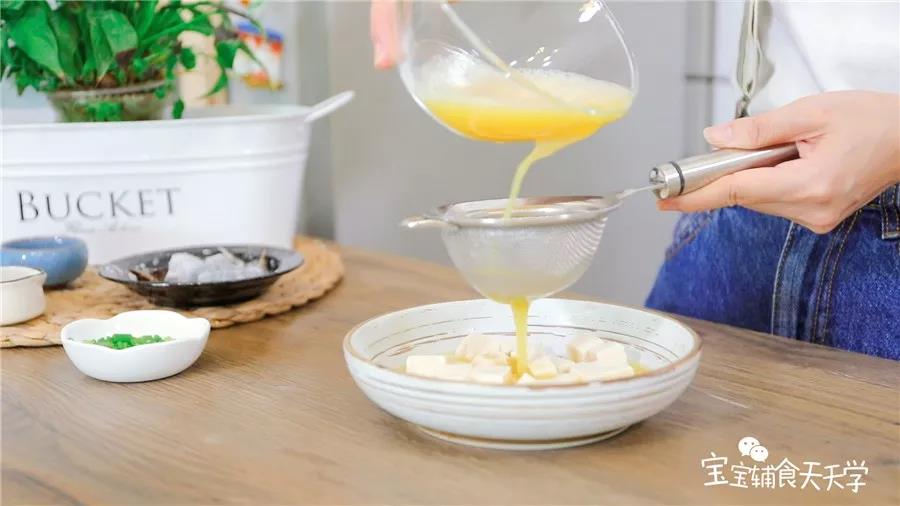 把蛋液过筛进容器中