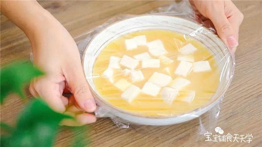 盖上保鲜膜，蒸锅烧开后放入，约8分钟