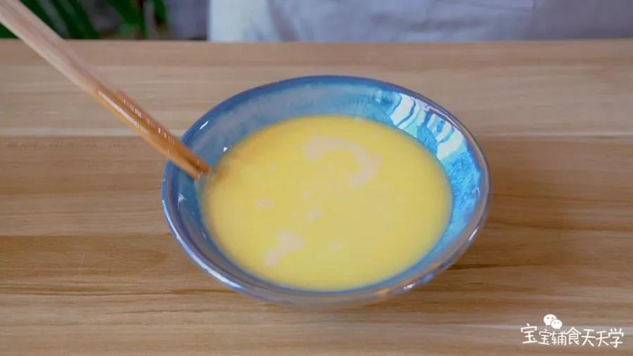 撇去余下的小泡沫，确保表面平整这样蒸出来的蛋羹才平整又嫩滑