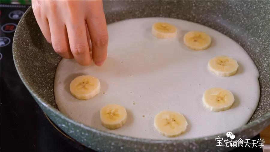 第5步：稍微干燥后铺上香蕉片