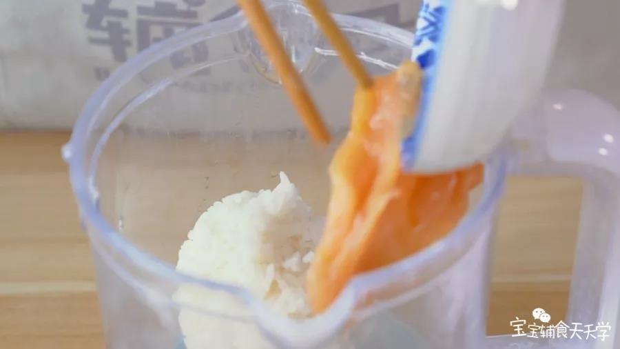 第5步：鸡肉、熟米饭倒入搅拌机