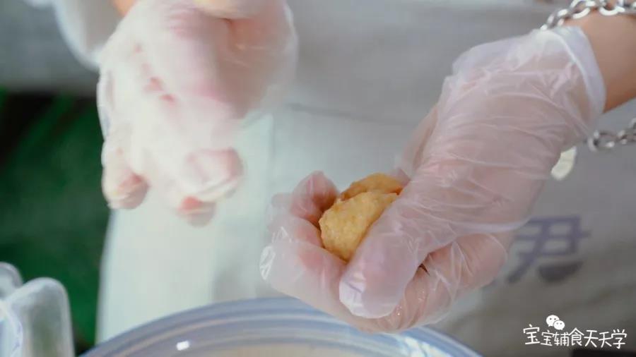 第8步：手上沾点清水防粘，用手抓出一点米饭泥整形成小鸡块的形状