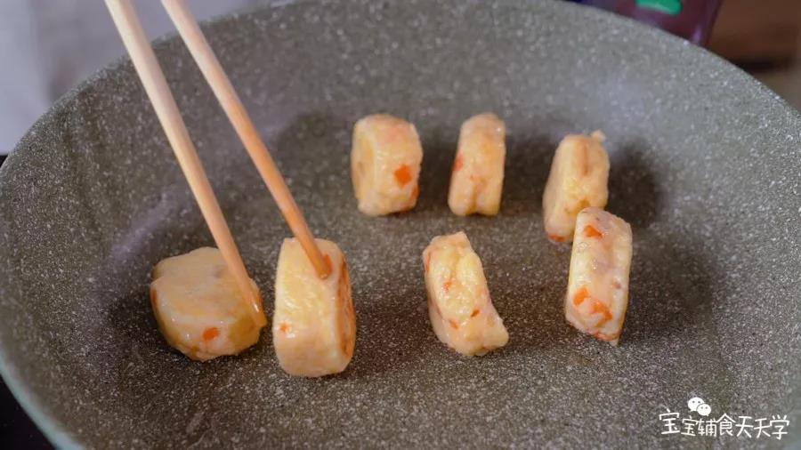 第9步：锅里涂薄薄一层油，小火加热，放入锅里慢火香煎每一个面即可