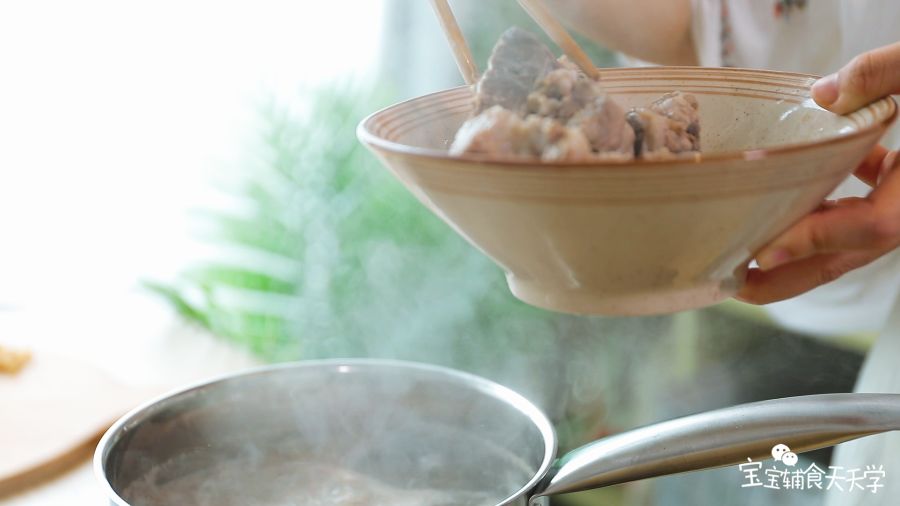 第4步：捞出猪骨清洗干净