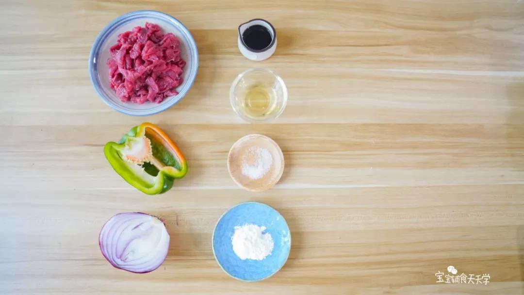 食材准备：牛柳200克，彩椒半个，洋葱半个，玉米淀粉3克，生抽10克，盐1克，食用油5克