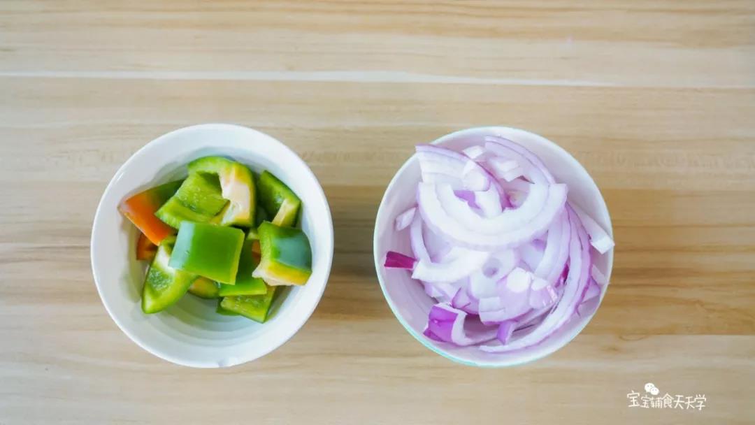 彩椒切块，洋葱切段