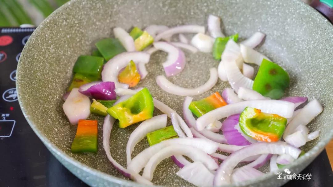 锅里倒油，小火加热，倒入彩椒和洋葱翻炒