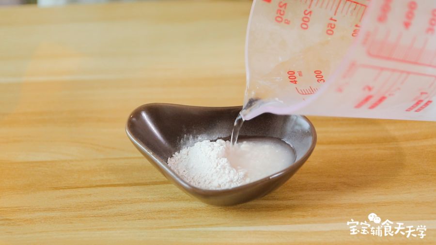 藕粉加入少量水兑开