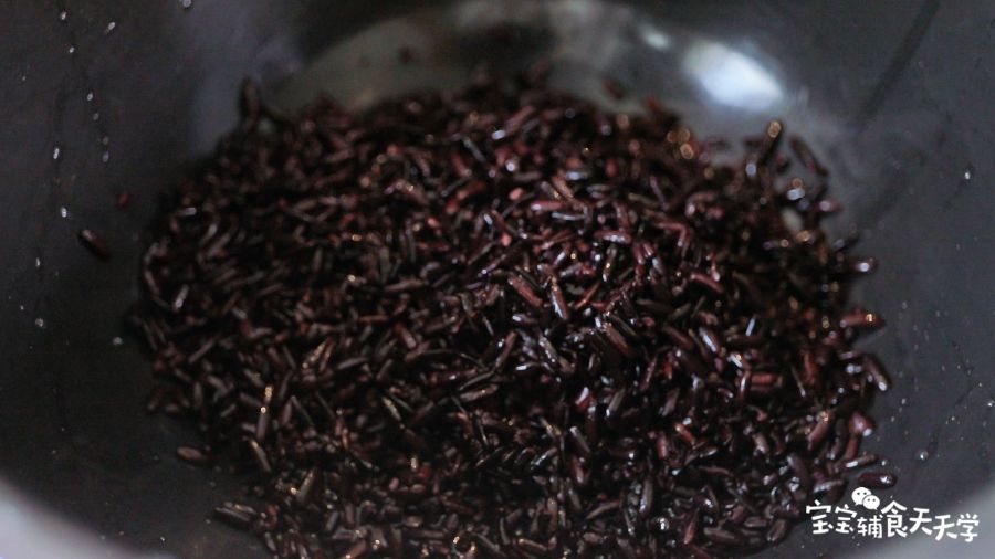 浸泡好的紫米倒掉水