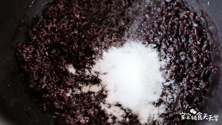 出锅的紫米趁热拌入砂糖