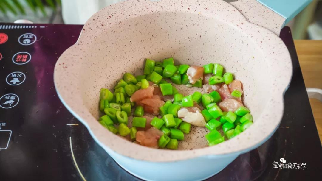 锅里倒油，小火加热，倒入四季豆和鸡胸肉翻炒