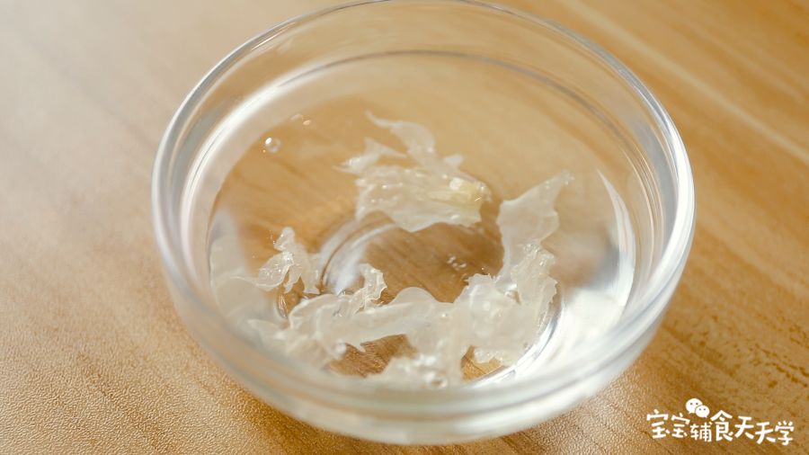 干银耳清水泡发至膨胀