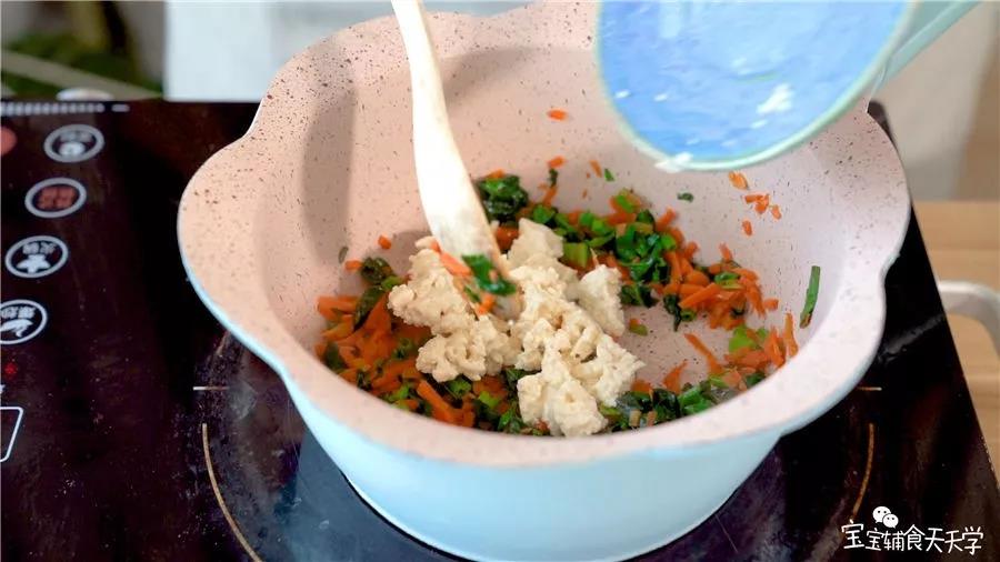 倒入豆腐翻炒均匀