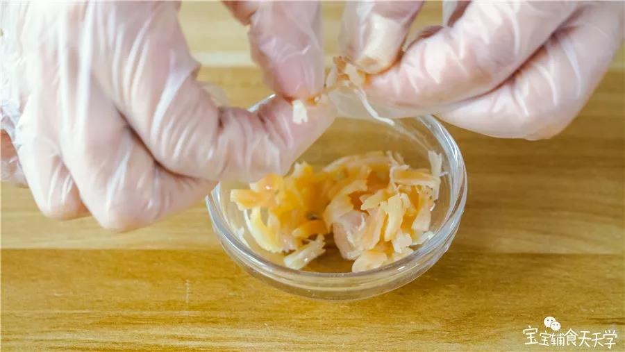 浸泡好的干贝用手撕成丝