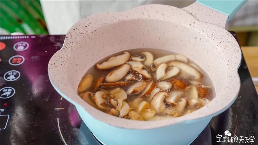 倒入适量清水烧开