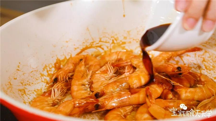 倒入生抽翻炒均匀