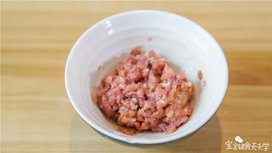 肉末里倒入玉米淀粉和生抽拌匀腌制