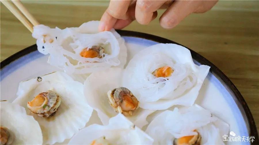 浸泡好的粉丝分别放入每一个扇贝里